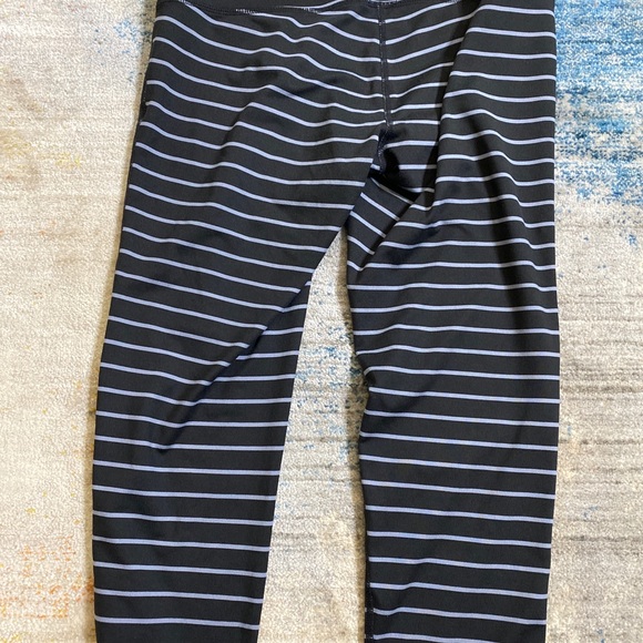Athleta Chaturanga Stripes Capri Crops 21” - Picture 4 of 4